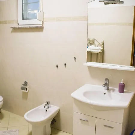White Orchid Apartman *