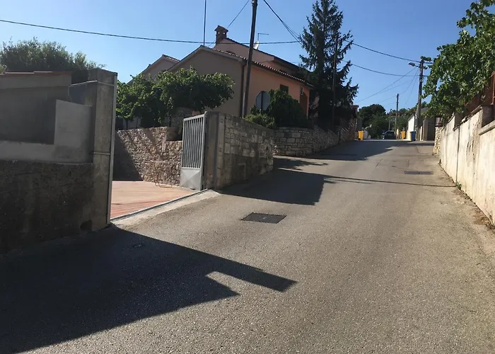 White Orchid Apartman *