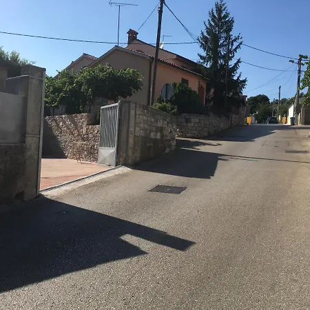 White Orchid Apartment *